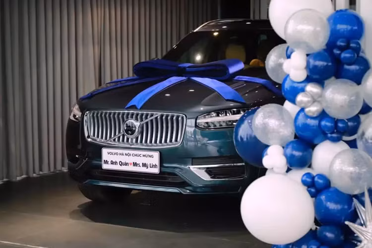 Chiếc xe Volvo XC90 của diva Mỹ Linh có ngoại thất sơn màu xanh Denim Blue, tại Việt Nam, dòng xe này có giá bán 4,05 tỷ đồng cho bản tiêu chuẩn, riêng bản Volvo XC90 Plug-in Hybrid Ultra mà vợ chồng nhạc sĩ Anh Quân chọn có giá lên đến 4,37 tỷ đồng.