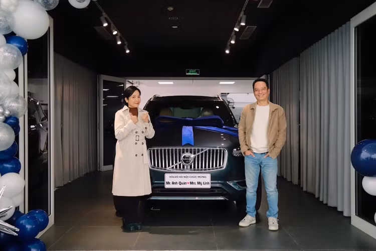 Kích thước của Volvo XC90 tương đối lớn với chiều dài x chiều rộng x chiều cao lần lượt là 4.953 x 1.958 x 1.776 mm, chiều dài cơ sở giữa 2 phiên bản chênh lệch nhau khá nhiều. Đi kèm với đó là la-zăng cỡ lớn 20 inch, càng tôn thêm vẻ to lớn, bề thế cho mẫu xe sang này.