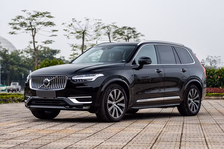 Một số công nghệ nổi bật như màn hình giải trí 9 inch, có khả năng kết nối Apple Carplay/Android Auto, hệ thống âm thanh sống động với 19 loa, ghế ngồi tích hợp chức năng sưởi/làm mát, sạc điện thoại không dây, cửa sổ trời toàn cảnh, điều hòa tự động 4 vùng độc lập,...