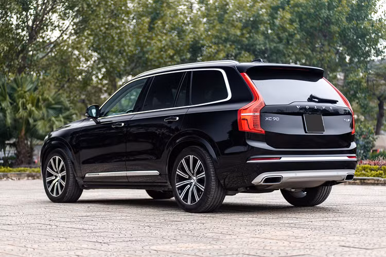 Hệ truyền động B6 AWD mild hybrid tạo ra công suất tối đa 300 mã lực và mô-men xoắn cực đại 420 Nm, cho phép xe tăng tốc từ 0-100 km/h trong 6,7 giây. Trong khi đó, hệ truyền động T8 AWD plug-in hybrid có công suất tổng cộng 462 mã lực, giúp xe tăng tốc từ 0-100 km/h trong 5,4 giây.
