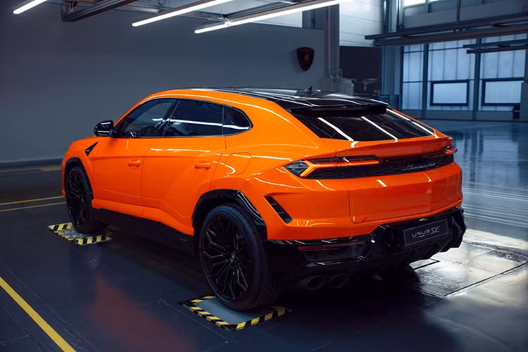 Ngoài ra, Lamborghini Urus SE còn sở hữu cụm pin 25,9 kWh, giúp xe chạy được 60 km mà không cần dùng động cơ xăng.