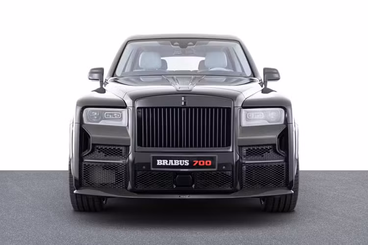 Brabus 700 Blue Sky siêu sang là tên gọi của chiếc Rolls-Royce Cullinan Series II vừa được ra mắt đầu năm nay. Đây cũng là lần đầu tiên hãng độ xe danh tiếng Đức thử sức với chiếc SUV siêu sang đến từ Anh quốc. Sức mạnh trên được cải thiện thông qua bộ hiệu suất Brabus PowerXtra RR68-700.