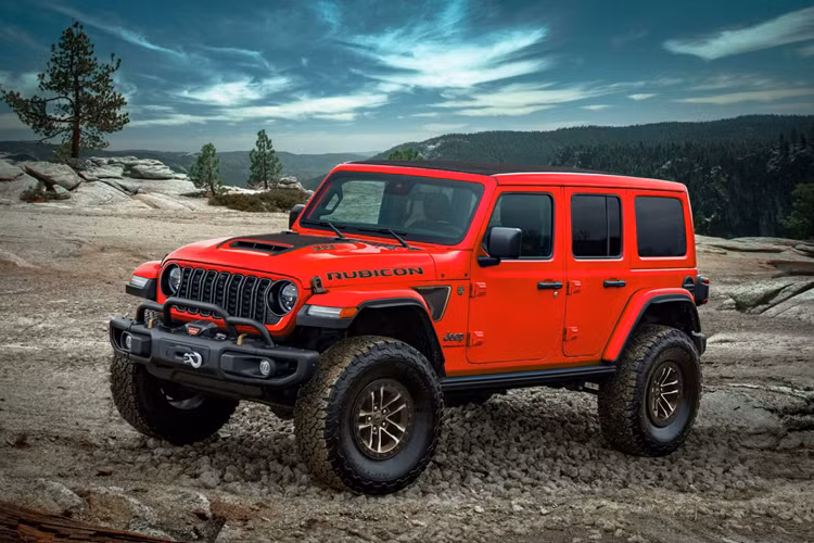 Vào năm 2020, hãng xe địa hình Mỹ từng cho ra mắt phiên bản Jeep Wrangler Rubicon 392 động cơ HEMI V8, dung tích 6.4L hút khí tự nhiên cùng hộp số tự động 8 cấp và hệ dẫn động hai cầu.
