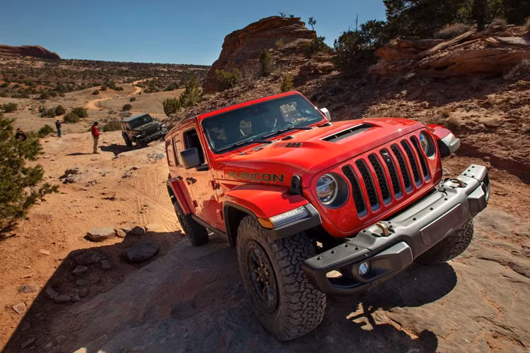 Mức giá xe Jeep Wrangler Rubicon 392 Final Edition 2024 niêm yết 99.995 USD (khoảng 2,5 tỷ đồng) và sẽ chỉ 3.700 chiếc được sản xuất. So với Wrangler Rubicon 392 của các năm trước đây, bản đặc biệt Wrangler Rubicon 392 Final Edition có sẵn nhiều tiện ích độc quyền.