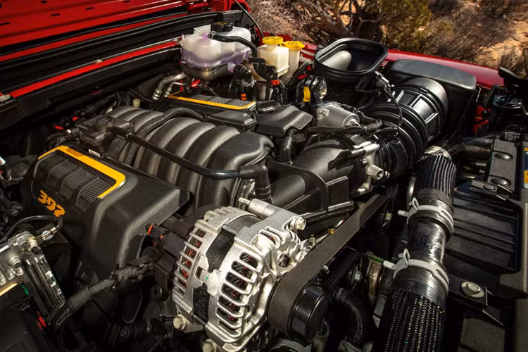 Wrangler Rubicon 392 Final Edition còn được sở hữu bộ thanh gạt đá ở hai bên sườn của hãng Mopar, cùng với hệ thống treo được tinh chỉnh cao thêm 12,7 mm để đạt hiệu quả cao khi cần đi off-road. Nhờ chúng, xe có khoảng sáng gầm lên tới 295 mm và có thể lội nước sâu 876 mm.