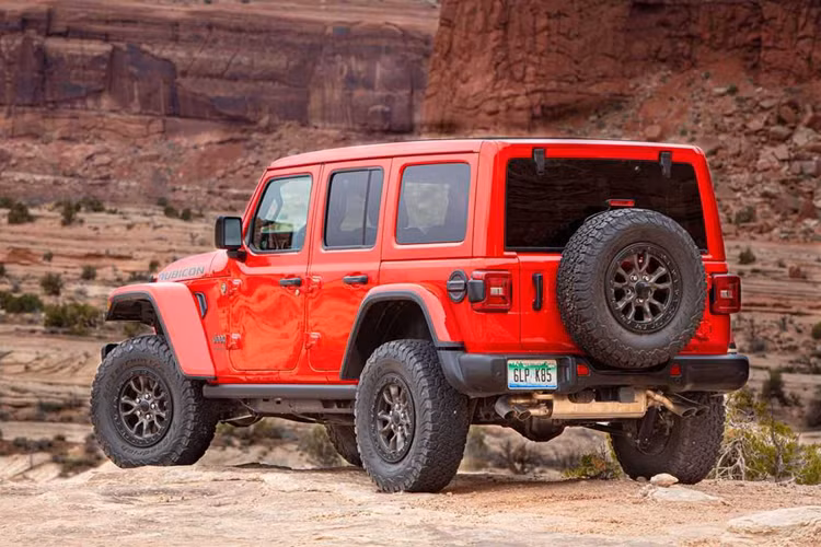 Jeep dự định sẽ để dành 3.300 chiếc Wrangler Rubicon 392 Final Edition cho khách hàng tại quê nhà Mỹ, 300 chiếc dành cho thị trường “hàng xóm” Canada và chỉ đúng 100 chiếc cho phần còn lại của thế giới. Hãng tuyên bố chính thức nhận đơn đặt hàng ngay từ lúc này.