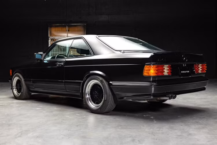 Tính đến thời điểm hiện tại, chiếc xe Mercedes-Benz 500SEC AMG 6.0 đặc biệt này mới chỉ lăn bánh tổng cộng 82.200 km nhưng trên thực tế, tình trạng khoang nội thất xe rất mới khi da không bị nhăn quá nhiều.
