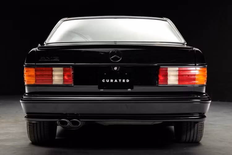 Hiện tại, mẫu Mercedes-Benz 500SEC AMG 6.0 vẫn đang được những người sưu tập xe săn đón và “tranh giành” thông qua một cuộc đấu giá giành quyền mua chiếc xe hoài cổ độc đáo này.