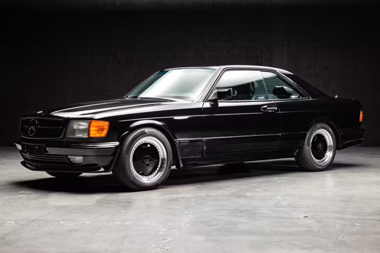 Mercedes-Benz đã sở hữu hoàn toàn AMG từ năm 2005 và nắm giữ cổ phần kiểm soát trong hãng độ này trong 6 năm trước đó. Tuy nhiên ở thời điểm chiếc Mercedes-Benz 500SEC AMG 6.0 thể thao được chế tạo, AMG vẫn là một công ty độc lập chuyên thực hiện việc nâng cấp những chiếc Mercedes-Benz.