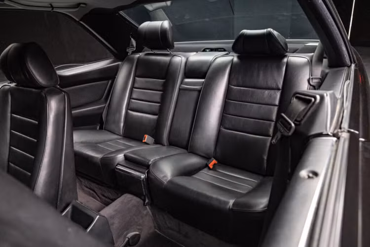 Nhưng tại trụ sở Affalterbach của AMG, chiếc xe thể thao Mercedes-Benz 500SEC AMG 6.0 hoài cổ này đã được nâng cấp lên động cơ V8 6.0 lít có công suất 325 mã lực và mô-men xoắn đạt mức 525 Nm, mạnh hơn hẳn so với nguyên bản.