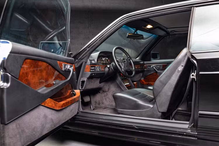 Mercedes-Benz đã cung cấp cho C126 nhiều tùy chọn động cơ khác nhau, tuy nhiên đặc biệt luôn là động cơ V8. Mẫu xe năm 1985 này ban đầu được trang bị động cơ SOHC M117 V8 5.0 lít có công suất khoảng 228 mã lực và mô-men xoắn đạt mức 405 Nm.