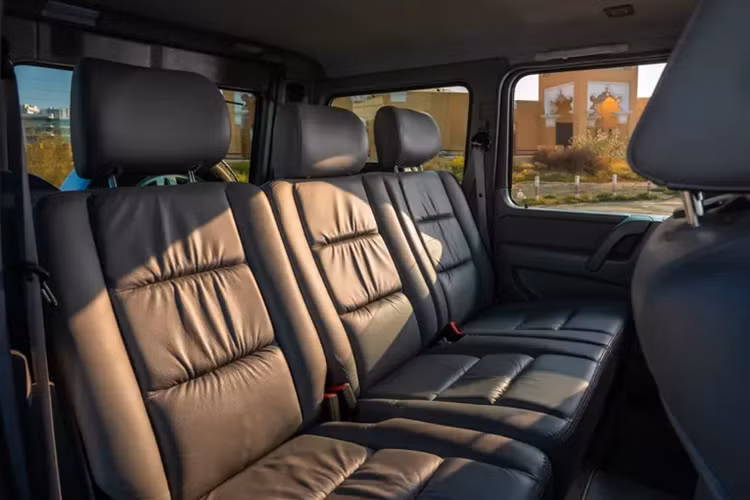 Thật trùng hợp, chủ sở hữu của chiếc G63 V12 này lại là gia đình hoàng gia Dubai. Họ đã giữ chiếc xe trong hơn hai thập kỷ, mang biển số “1” và chiếc xe từng được sử dụng làm xe chính thức của nhà nước.