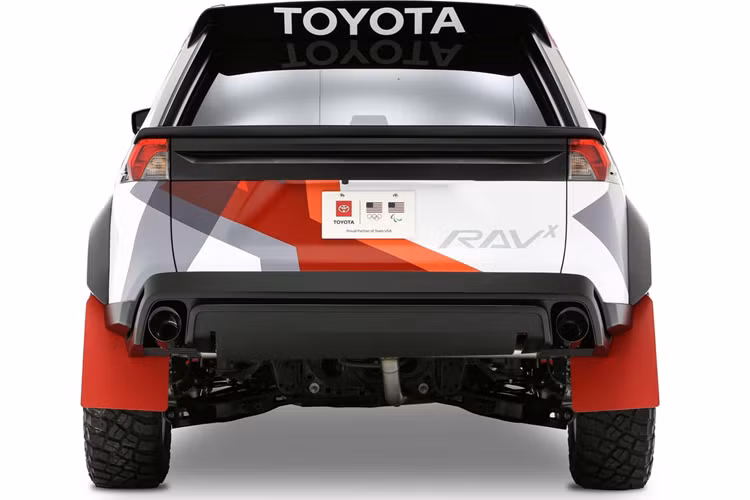 Tuy nhiên, RAV-X chỉ là một mẫu xe Concept. Chiếc xe là sản phẩm trí tuệ của bộ phận Phát triển Phụ tùng và Phụ kiện Toyota, nơi xử lý mọi bước từ giai đoạn bản phác thảo thiết kế ban đầu cho đến khâu lắp ráp cuối cùng. Hiện tại, xe đang được trưng bày tại Triển lãm SEMA năm nay.