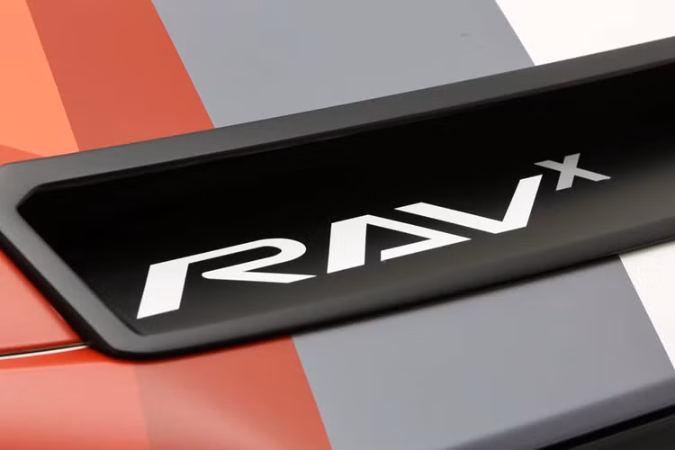 Mẫu xe SUV Toyota RAV-X Concept mới cũng có thêm bộ giảm xóc bypass bên trong có thể điều với bình chứa bên ngoài phía trước và bình chứa piggyback phía sau.