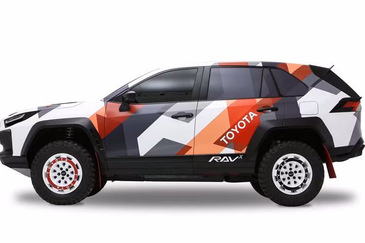 Mẫu xe RAV-X có tay đòn trước bằng nhôm rèn riêng, giá đỡ trên bằng nhôm rèn phía sau và hệ thống treo hành trình dài giúp tăng chiều cao của xe thêm và chiều rộng cũng được tăng lên.