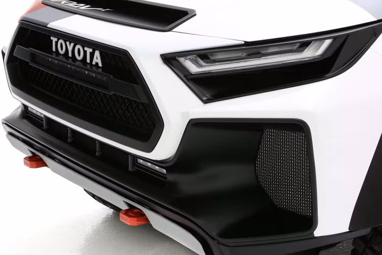 Thương hiệu cũng tinh chỉnh lại diện mạo RAV4 với kiểu dáng lấy cảm hứng từ cuộc đua rally cũng như chức năng. Xe được trang bị bộ mâm nhôm độ kích thước 17 inch đi kèm với bộ lốp 265/65R17 trong khi cánh gió sau tăng thêm nét mạnh mẽ cho chiếc SUV.