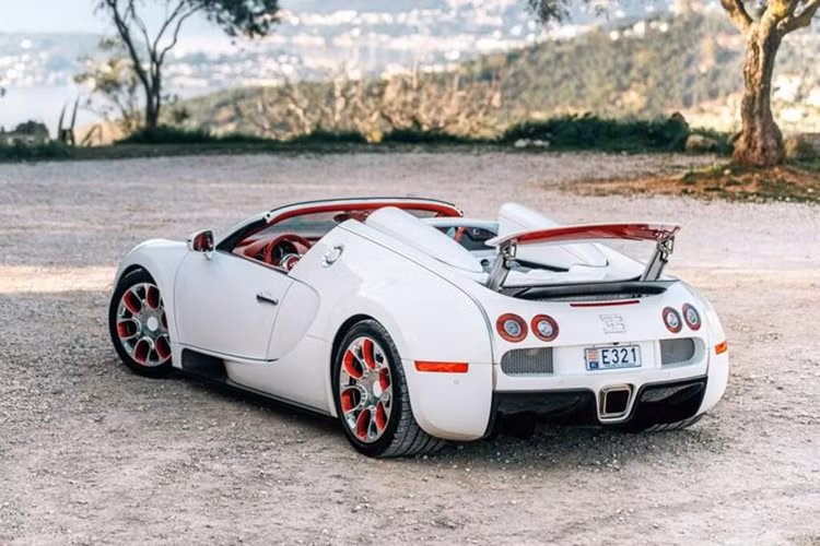 Dưới nắp capo của siêu phẩm Bugatti Veyron Grand Sport phiên bản Rồng này khối động cơ W16 8.0L, sản sinh công suất lên tới 1.200 mã lực, mô-men xoắn cực đại 1.500 Nm, đi kèm hộp số 7 cấp DSG và hệ dẫn động 4 bánh toàn thời gian. Chiếc xe có khả năng tăng tốc 0-100 km/h trong khoảng 2,5 giây và vận tốc tối đa 407 km/h.
