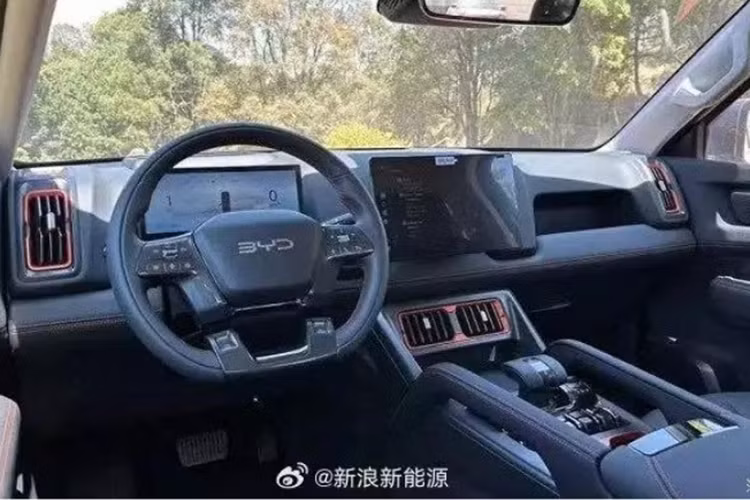 Xe còn có vô lăng đáy phẳng, cụm điều khiển trung tâm với cần gạt số, tay nắm khổ lớn, các phím/cần gạt điều chỉnh lớn và 2 bàn sạc điện thoại không dây… Nhiều chi tiết trên xe được trang trí bằng các sọc màu cam. Dự kiến, BYD Shark sẽ có cả phiên bản plug-in hybrid và thuần điện.