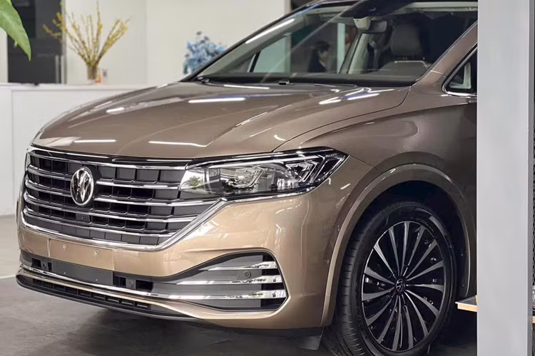 Sức mạnh trên chiếc xe MPV cỡ lớn Volkswagen Viloran 2024 của Minh "Nhựa" mới tậu là khối động cơ xăng 4 xi-lanh, tăng áp, dung tích 2.0 lít, với công suất tối đa 220 mã lực và mô-men xoắn cực đại 350 Nm. Động cơ đi với hộp số tự động ly hợp kép ướt 7 cấp.