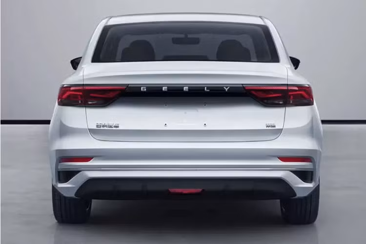 Geely Emgrand 2025 dự kiến sẽ có mặt trên thị trường vào cuối tháng này. Hiện mức giá xe Geely Emgrand 2025 chưa được bật mí, nhưng nhiều khả năng sẽ cao hơn thế hệ thứ 4 đang có giá dao động từ 69.900 nhân dân tệ đến 129.800 nhân dân tệ (9.600 – 17.900 USD), tương đương 228 triệu đến 422 triệu đồng.