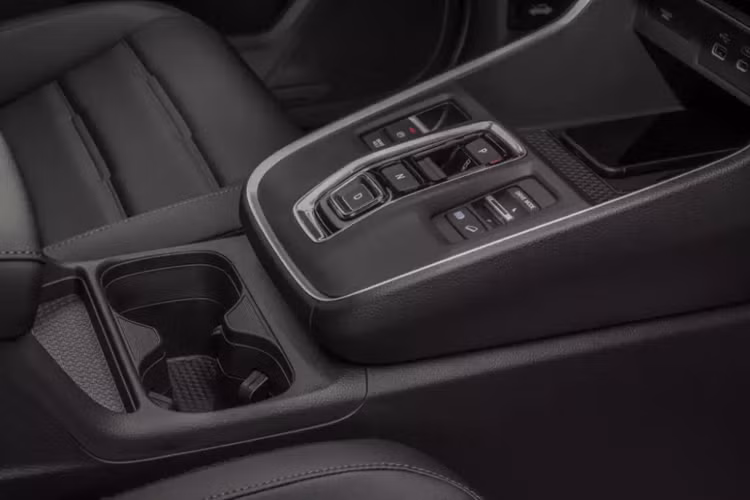 Ngoài hệ truyền động, Honda CR-V e:FCEV 2024 còn tạo sự khác biệt với các phiên bản còn lại của dòng SUV cỡ C này bằng thiết kế ngoại thất. Theo đó, xe sở hữu cản trước mới, lưới tản nhiệt thanh mảnh hơn, khe gió cỡ lớn hơn, vỏ đèn hậu trong hơn và logo "e:FCEV" trên cửa cốp sau.
