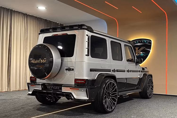 Ngoại thất Mercedes-AMG G63 của Keyvany với hai tông màu xám và đen có cản trước và sau được cải tiến, bộ kit thân rộng, ốp sườn và mâm xe hoành tráng tới từ một đơn vị cung ứng thứ ba. Lưới tản nhiệt cũng được sửa đổi thêm nổi bật với 3 thanh màu vàng ở khu vực ngoài cùng bên phải.