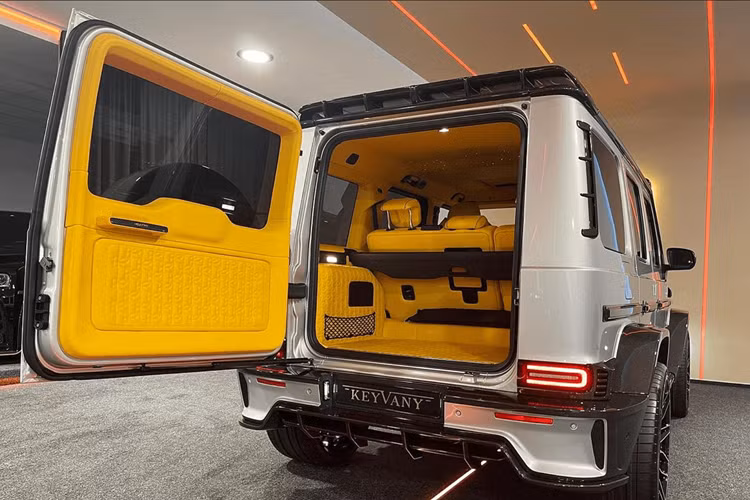 Tuy nhiên không giống như bản độ Mercedes G-Class của Mansory, chiếc G63 qua tay Keyvany không được sở hữu cửa suicide doors kiểu Rolls-Royce. Dù vậy, những điểm tương đồng giữa tác phẩm của hai xưởng độ xe đều đến từ nước Đức này là không thể phủ nhận.