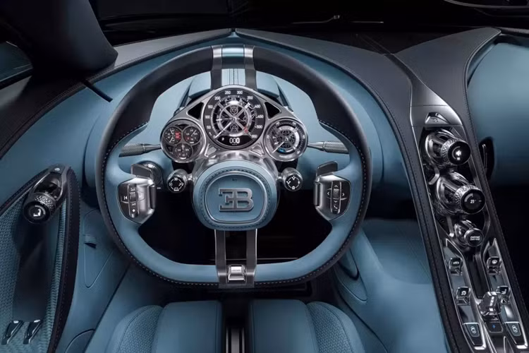 Động cơ này được Cosworth phát triển và là một tác phẩm nghệ thuật hút khí tự nhiên 8,3 lít. Điều khiến động cơ đồ sộ này trở nên đáng chú ý hơn nữa là nó có thể đạt tới 9.000 vòng/phút, vượt xa giới hạn 7.100 vòng/phút của Chiron Super Sport với động cơ W16 8.0 lít quad-turbo.