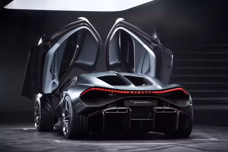 Khi việc giao xe Tourbillon cho khách hàng sẽ không bắt đầu cho đến năm 2026, Bugatti vẫn tiếp tục thử nghiệm và phát triển sản phẩm mới nhất của mình. Gần đây, nó đã được quay cận cảnh và đang di chuyển tại cơ sở rộng lớn của Rimac ở Zagreb, Croatia, động cơ V16 có thể được nghe thấy to và rõ ràng.