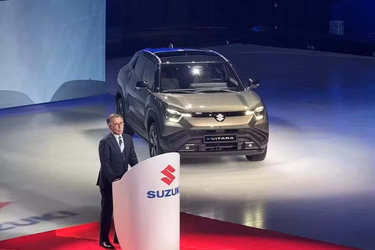 Ngày 4/11/2024, Suzuki e Vitara 2025 mới đã chính thức ra mắt tại sự kiện được tổ chức ở thành phố Milan, Ý. Đây chính là phiên bản thương mại của mẫu xe ý tưởng Suzuki eVX từng ra mắt ở Ấn Độ vào hồi đầu năm 2023.