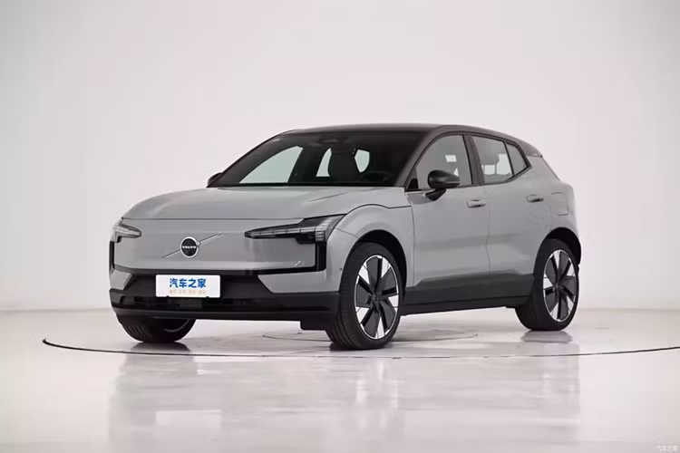 Điểm mạnh của Zeekr X 2025 là màn hình điều khiển trung tâm trượt cũng giúp cải thiện đáng kể khả năng “chơi” của xe và có thể thu hút nhiều người tiêu dùng yêu thích sự kết nối công nghệ hơn.