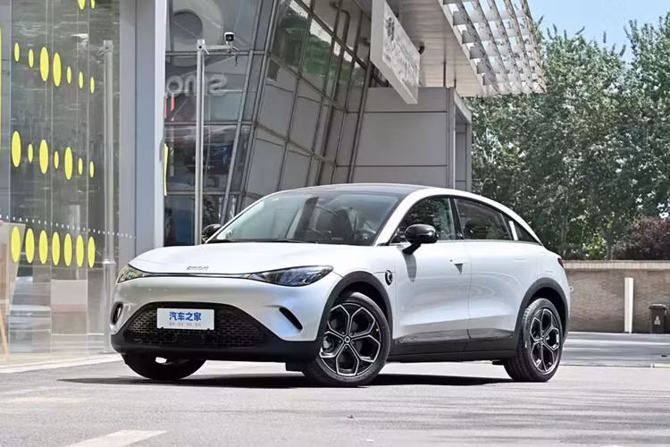 Sau cùng là động cơ kép cho ra công suất 422 mã lực và 543 Nm, phạm vi hoạt động 500 km (CLTC), thời gian tăng tốc từ vị trí đứng yên lên 100 km/h trong 3,8 giây. Với sự ra mắt của Zeekr X 2025, nó sẽ tiếp tục cạnh tranh với các mẫu xe như Smart Elf #3, Volkswagen ID.4...