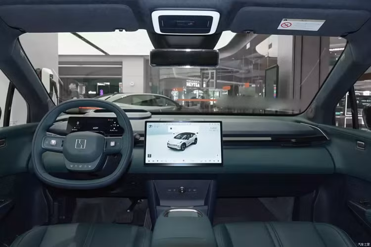 Điều đáng nói là ngay buổi ra mắt, bản cập nhật OS 5.2 OTA đã được phát hành, bao gồm hệ thống tương tác HMI 3.0 có tính năng điều khiển sóng xanh, đếm ngược đèn giao thông, bản đồ HUD và bản đồ dẫn đường nhập vai 3D. Hơn nữa, chế độ canh gác có thể được tự động kích hoạt ở những địa điểm không quen thuộc.