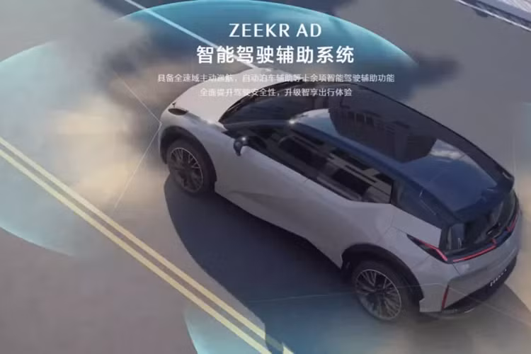 Nhìn từ bên hông, Zeekr X 2025 có đường mui với xu hướng thẳng, giúp khoảng không gian bên trong xe tốt hơn, đồng thời, chắn bùn trước và sau hơi nhô ra khỏi thân xe, mang lại cảm giác đầy đặn. cơ bắp. Ngoài ra, cửa không khung, gương ngoại thất không khung và thiết kế nắp cổng sạc ẩn khiến chiếc xe này trở nên công nghệ hơn.