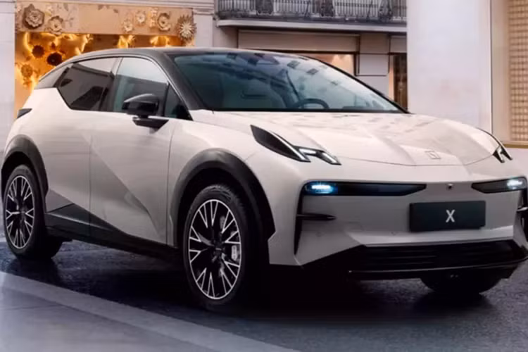 Về khả năng lái xe thông minh, Zeekr X 2025 đi kèm với hệ thống lái xe tiên tiến Zeekr AD được thực hiện thông qua năm camera, năm radar sóng milimet và 12 radar siêu âm. Các khả năng bao gồm kiểm soát hành trình thích ứng, hỗ trợ chuyển làn, hỗ trợ đỗ xe tự động, hỗ trợ đỗ xe thông minh từ xa