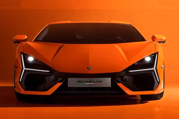 Lamborghini đã mất 7 năm kể từ lần ra mắt của Aventador để giới thiệu phiên bản nâng cấp Aventador Super Veloce Jota LP770-4, do đó, một lịch sử tương tự có thể xảy ra cho phiên bản Revuelto SVJ.