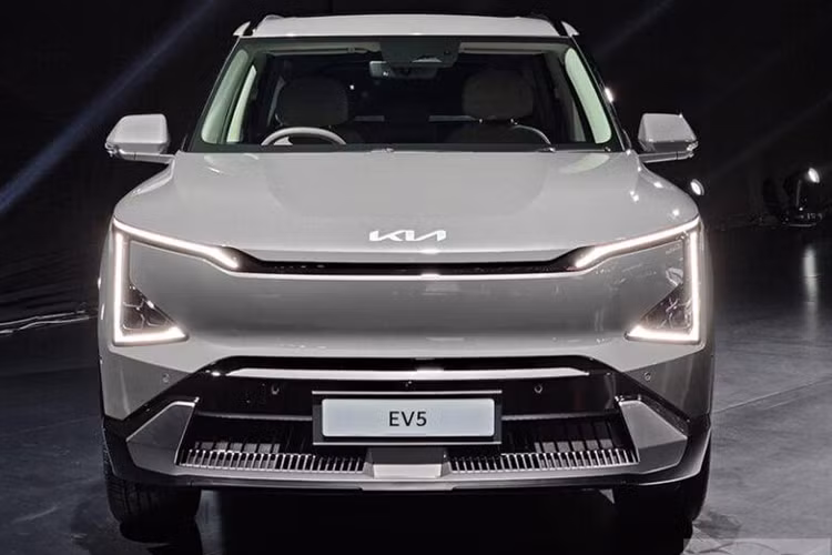 Thêm vào đó là gương chiếu hậu chống chói tự động, sạc điện thoại không dây, ghế phụ lái chỉnh điện và đèn viền trang trí nội thất. Về truyền động, Kia EV5 tại Thái Lan được cung cấp hai tuỳ chọn động cơ.