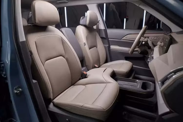 Mẫu SUV thuần điện này có có chiều dài 4.615 mm, rộng 1.875 mm, cao 1.715 mm và chiều dài cơ sở 2.750 mm. Số đo này đưa Kia EV5 vào phân khúc SUV điện hạng C, cạnh tranh với BYD Atto 3 tại Thái Lan.