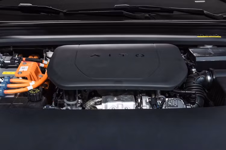 Tất cả các ghế đều được điều khiển bằng điện, tích hợp tính năng sưởi và thông gió. Về mặt an toàn, Aito M9 được trang bị 27 cảm biến và hệ thống Huawei ADS 2.0 mới nhất. Aito M9 có hai tùy chọn động cơ.