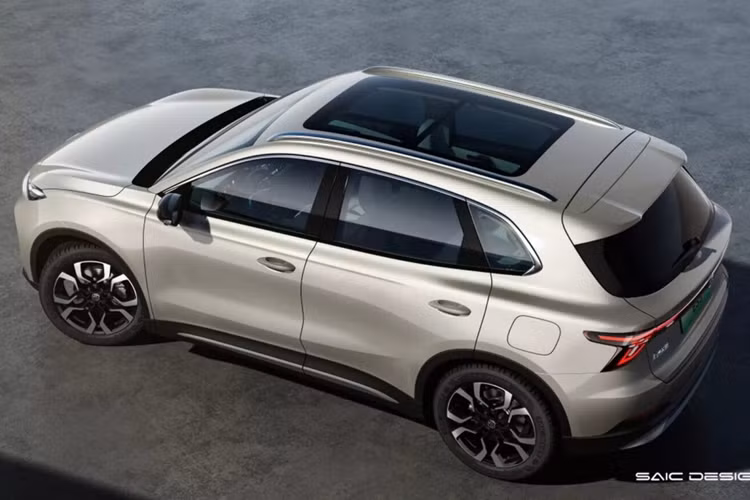Tổng thể khung của SUV điện MG ES5 lớn hơn và thiết kế bắt mắt hơn ZS EV. Phần đầu MG ES5 không có sự xuất hiện của lưới tản nhiệt, đây cũng là điểm khác biệt với các mẫu xe xăng của MG. Hốc gió cản trước khá giống với những mẫu xe mui trần của MG. Cụm đèn pha LED phân tầng tạo điểm nhấn ấn tượng hơn.