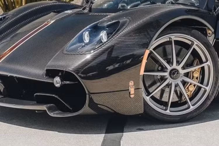 Tính đến nay, Pagani trình làng Utopia tại Ý được gần một năm và những chiếc xe đầu tiên đã được giao cho khách hàng bắt đầu vào năm ngoái.