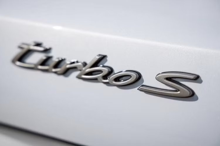 Panamera Turbo S E-Hybrid có khả năng tăng tốc từ 0-96 km/h trong 2,8 giây, trước khi đạt tốc độ tối đa là 325 km/h. So với phiên bản cao cấp nhất của Panamera thế hệ cũ, mẫu xe này nhanh hơn 0,2 giây.