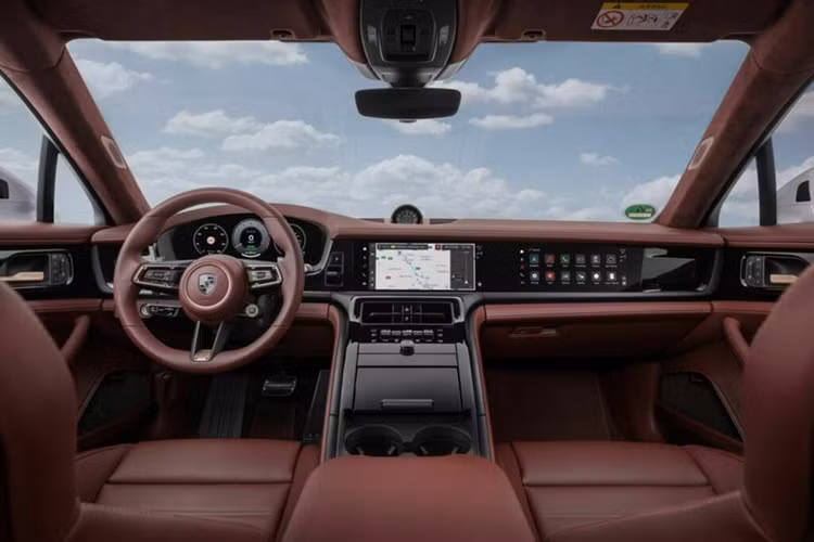Sở hữu sức mạnh vượt trội, không ngạc nhiên khi Panamera Turbo S E-Hybrid 2025 hoàn thành chặng đua Nurburgring trong khoảng thời gian kỷ lục 7:24.17, qua đó trở thành mẫu coupe hạng sang nhanh nhất của Porsche.