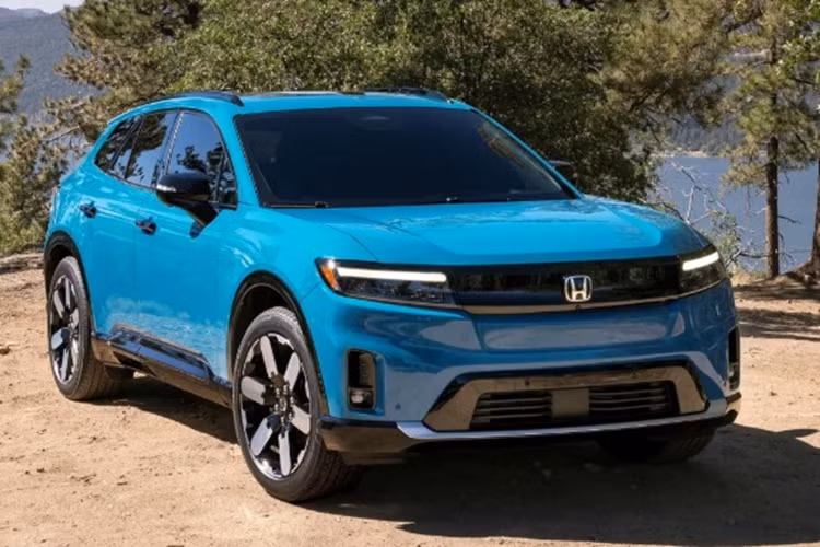 Mẫu SUV điện Honda Prologue 2024 mới được phát triển cùng với sự hỗ trợ của tập đoàn GM. Do đó, Prologue có rất nhiều điểm chung với Chevrolet Blazer EV, bởi cả hai đều sử dụng hệ thống khung gầm xe điện BEV3.