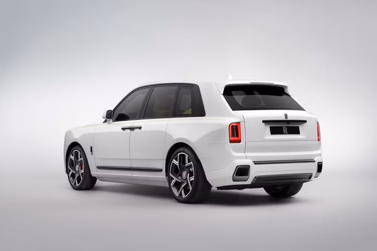 Đối với Black Badge Cullinan Series II, mẫu xe này vẫn được trang bị khối động cơ V12, dung tích 6,75 lít tăng áp kép, tạo ra tổng công suất 600 mã lực và mô-men xoắn 900Nm. Nhằm tăng khả năng vận hành của xe, hộp số và ga vẫn được hiệu chỉnh để tăng tốc ngay lập tức cùng trang bị hộp số tám cấp ZF.