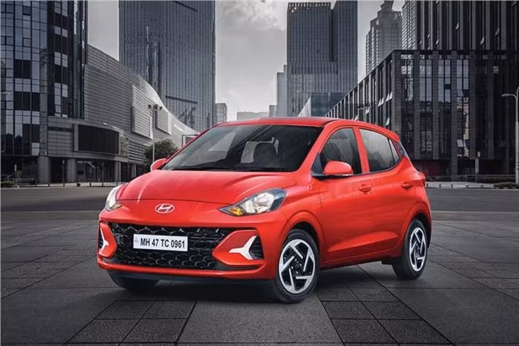 Bên trong Hyundai Grand i10 2024 là không gian nội thất gần như giữ nguyên thiết kế. Hiện chưa rõ trang bị cụ thể của mẫu xe hạng A này tại thị trường Việt Nam. Trong khi đó, xe ở Ấn Độ có thêm ghế bọc nỉ màu xám mới, vô lăng bọc da, hệ thống đèn dưới sàn đặt chân và tay nắm cửa bằng kim loại.