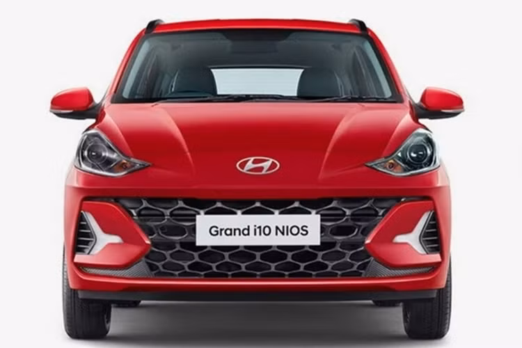 Ở phía sau, Hyundai Grand i10 mới được nâng cấp ở cụm đèn hậu LED. 2 đèn hậu của xe được nối liền với nhau bằng dải đèn mỏng nằm vắt ngang cửa cốp, tạo hiệu ứng thị giác ấn tượng hơn.