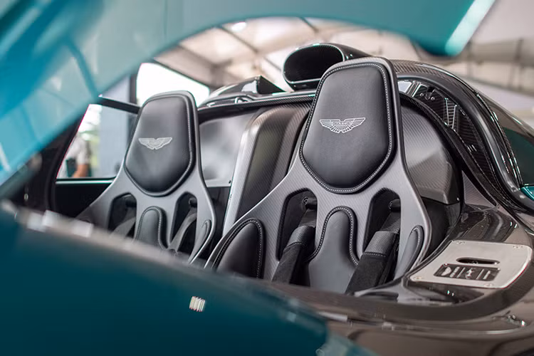 Tương tự như phiên bản coupe, Aston Martin Valkyrie Spider được trang bị động cơ V12 dung tích 6.5L với công nghệ hybrid, sản sinh tổng công suất lên đến 1.155 mã lực và mô-men xoắn 900 Nm.