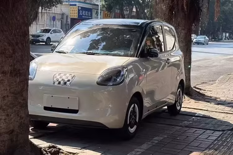 Phiên bản ba cửa của Wuling Hongguang Mini EV 2025 mới đã bị phát hiện đang thử nghiệm với lớp ngụy trang rất hạn chế. Cũng có hình ảnh của phiên bản năm cửa. Quan trọng là chúng ta đã có cái nhìn đầu tiên về nội thất trông như thế nào, và nó khá khác so với chiếc xe thế hệ đầu tiên.