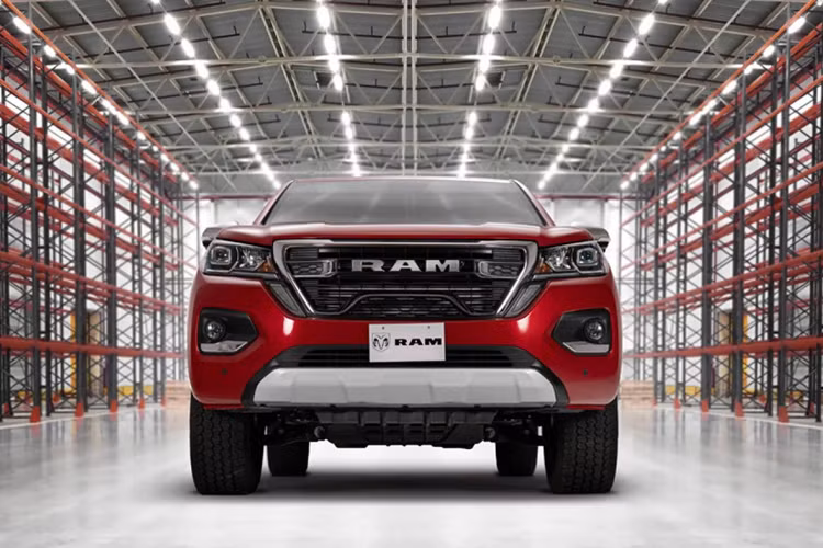 So với những mẫu xe tương tự của Fiat và Peugeot, chiếc Ram 1200 được điều chỉnh khác biệt đi nhờ vào thiết kế lưới tản nhiệt đặc trưng và huy hiệu Ram nổi bật tại nắp thùng sau.